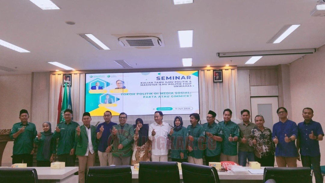 Panitia dan narasumber berfoto bersama seusai seminar dan kuliah tamu bertema; Tokoh Politik di Media Sosial: Fakta atau Gimmick? di Meeting Room Lantai 6 Gedung Dekanat Unwahas, Sampangan. Foto: istimewa