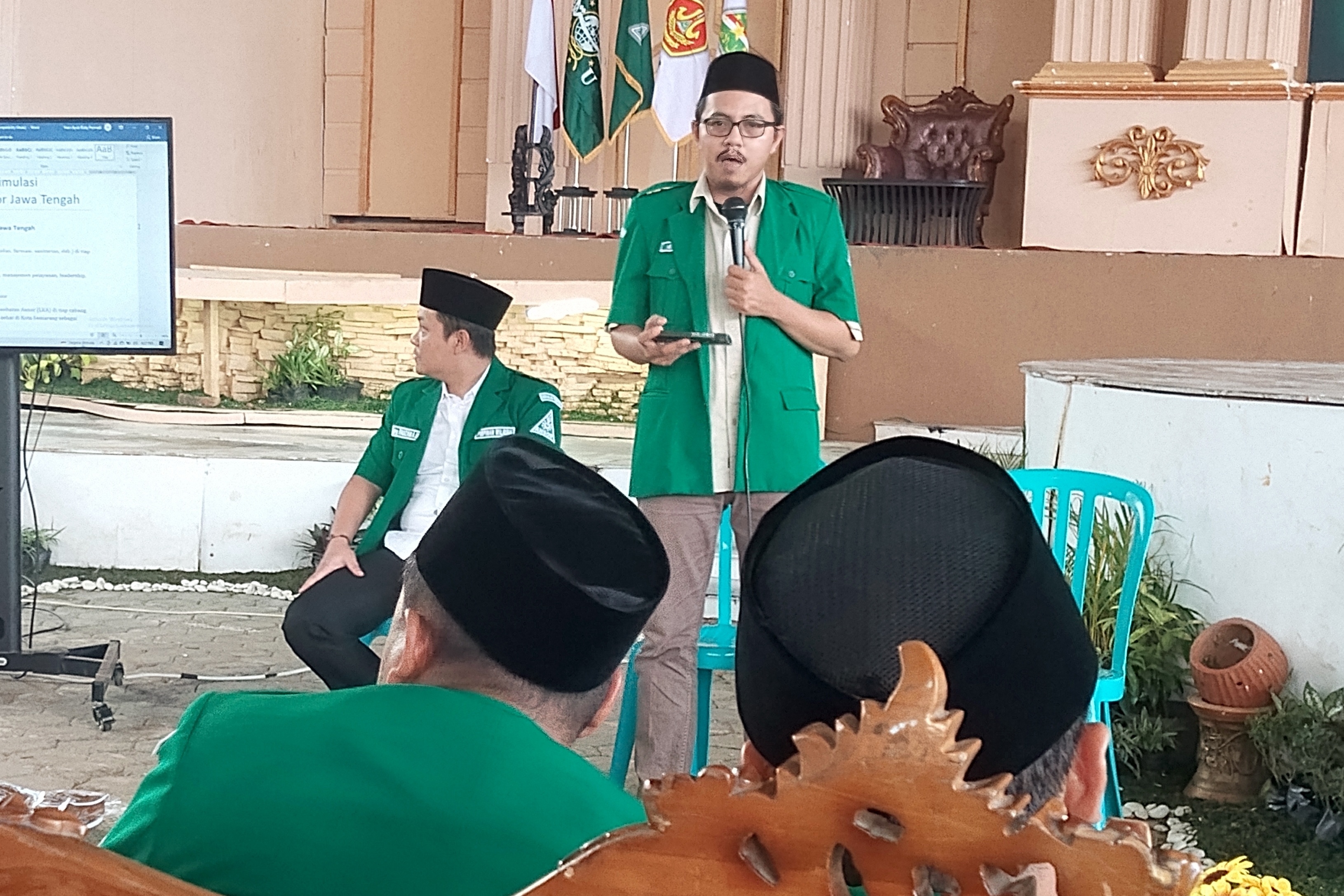 Waka Bidang Kesehatan Ansor Jateng sekaligus Ketua LKA Jateng, dr. Muhammad Hayyi Wildani saat memaparkan program dalam Rapat Kerja Ansor Jateng di Ponpes Darul Amanah, Kendal, Sabtu (20/9/2025). Foto: Rifqi/Lingkar co