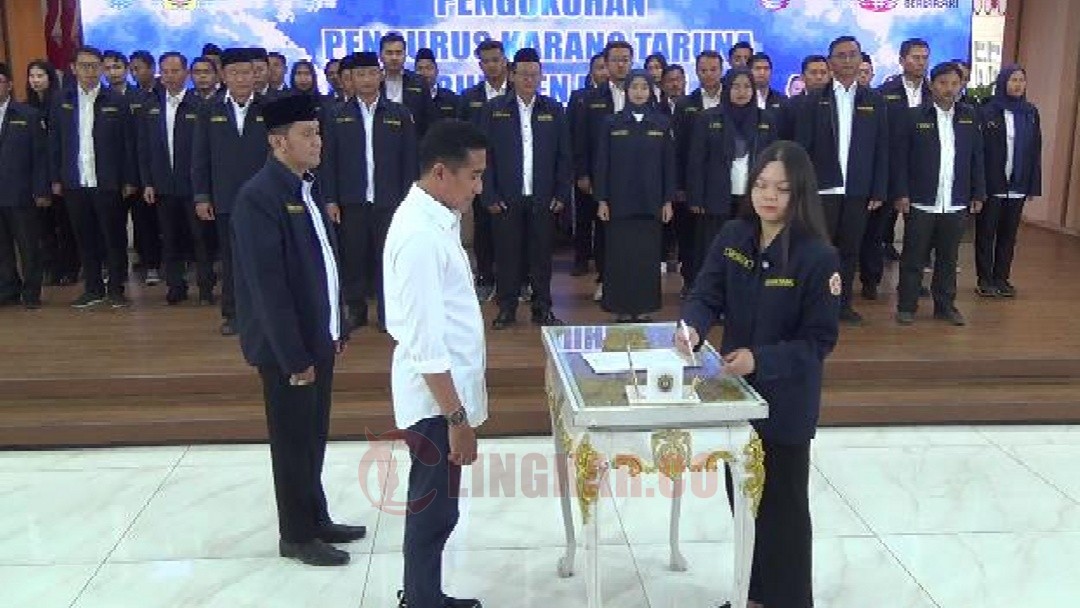 Rangkaian prosesi pengukuhan pengurus Karang Taruna Kabupaten Kendal periode 2025–2030, Rabu (24/9/2025). Foto: Yoedhi/Lingkar.co
