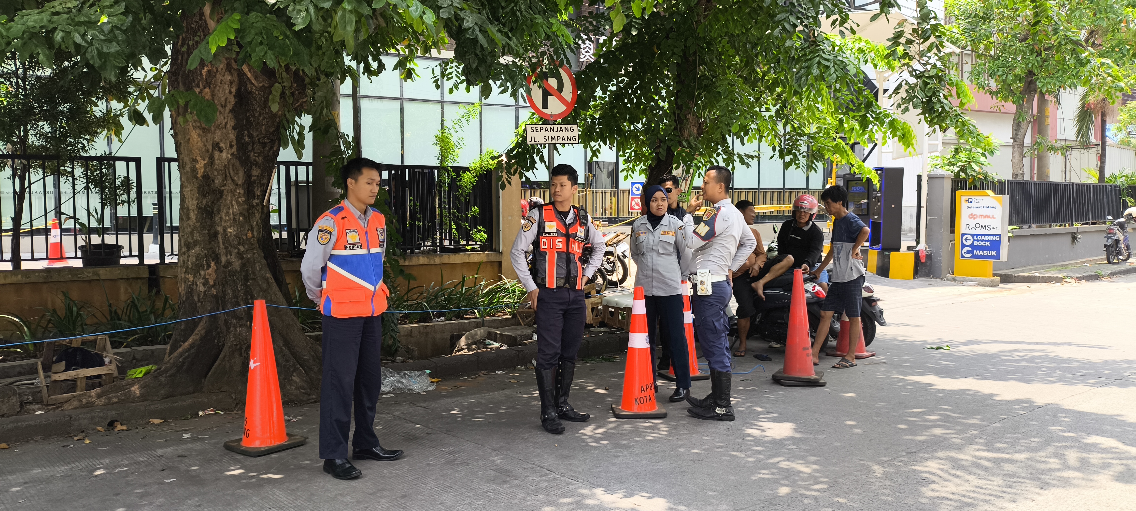 Penertiban parkir liar oleh Dishub di Jalan Simpang atau Jalan samping DP Mall Semarang. (dok Alan Henry)