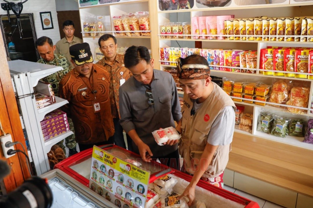 Wakil Presiden Gibran Rakabuming Raka dan Gubernur Jawa Tengah Ahmad Luthfi saat mengunjungi UMKM di Kampung Singkong, Jumat (7/11/2025).