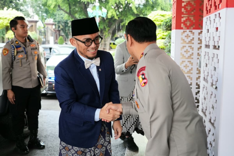 Wamenhaj Dahnil Anzar Simanjuntak saat bertemu Wakapolri Dedi Prasetyo sebelum rapat koordinasi. Foto: dokumentasi