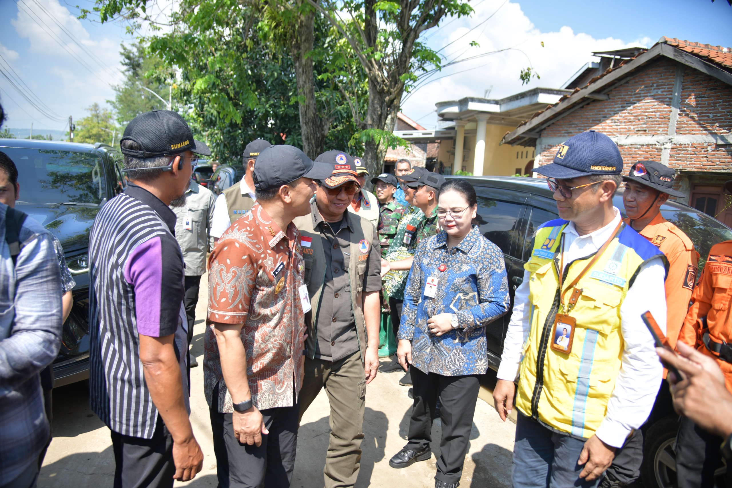 Kepala BNPB, Suharyanto bersama Wali Kota Semarang, Agustina Wilujeng Pramestuti meninjau lokasi banjir di Wilayah Mangkang Kulon. (dok Pemkot Semarang)
