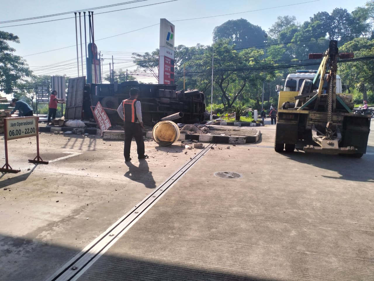 Pemerintah Kota Semarang bergerak cepat menangani insiden kecelakaan tunggal yang melibatkan truk ekspedisi di kawasan Tanjakan Silayur, Jalan Prof. Hamka, Ngaliyan. (dok Pemkot Semarang)