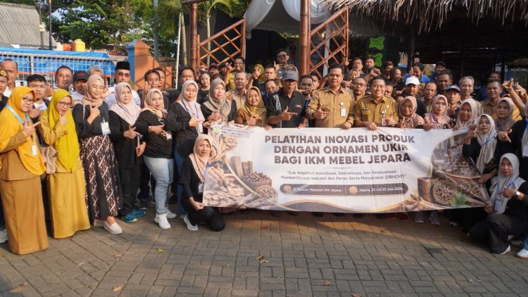 Pelatihan inovasi produk ukir kayu dengan ornamen di pantai Kartini Jepara