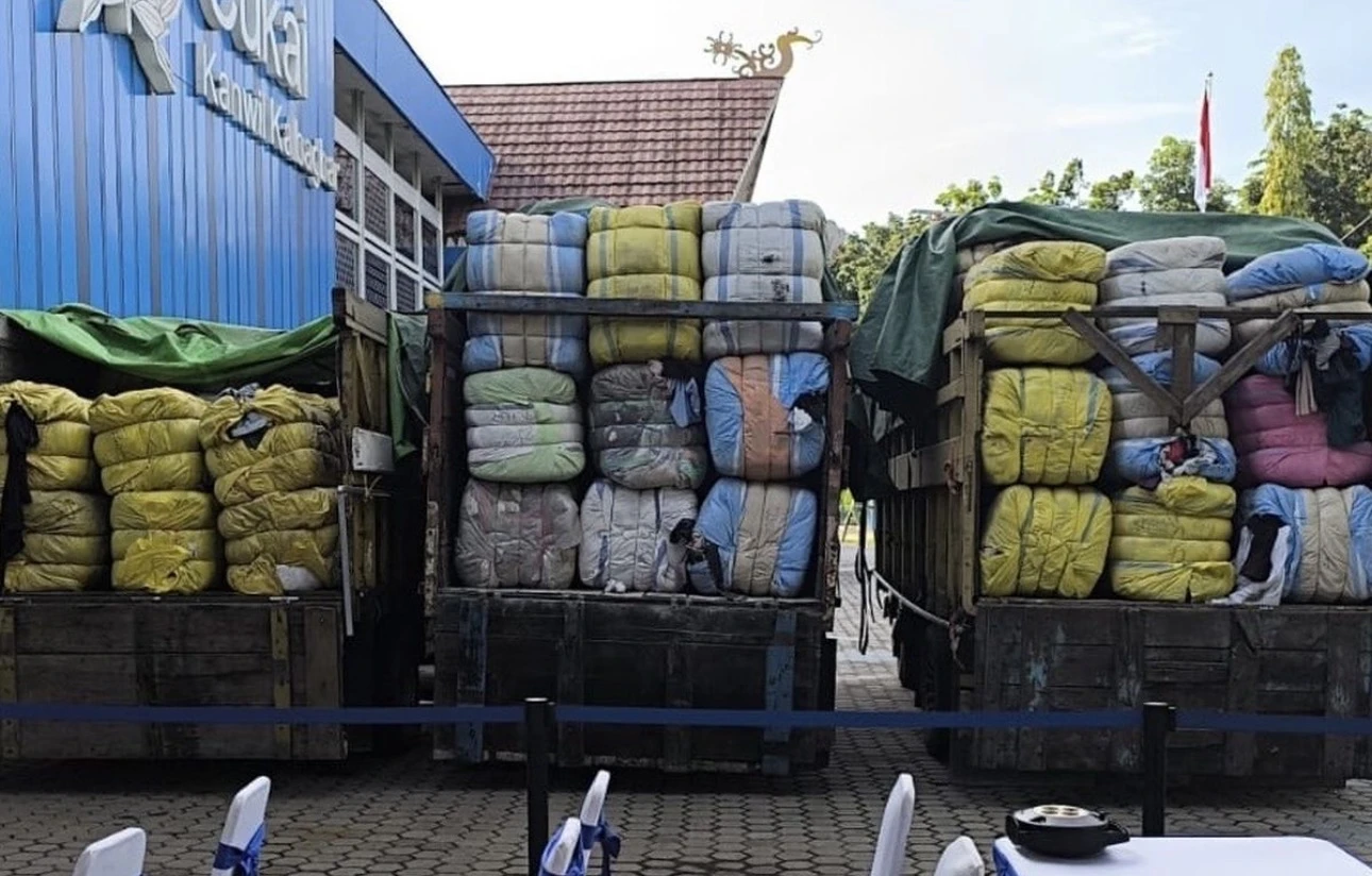 Bea Cukai Sita 2.060 Bale Pakaian Bekas Impor Ilegal Senilai Rp16,48 Miliar di Kalbar