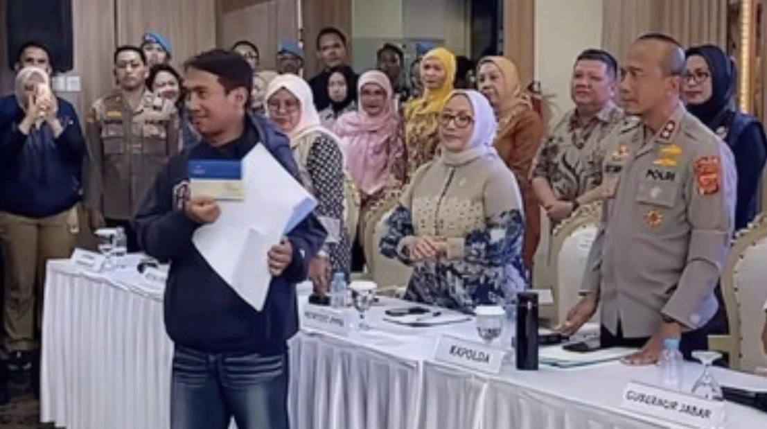 Dedi Mulyadi Serahkan Hadiah Sayembara Rp250 Juta kepada Korban Penyekapan YTR