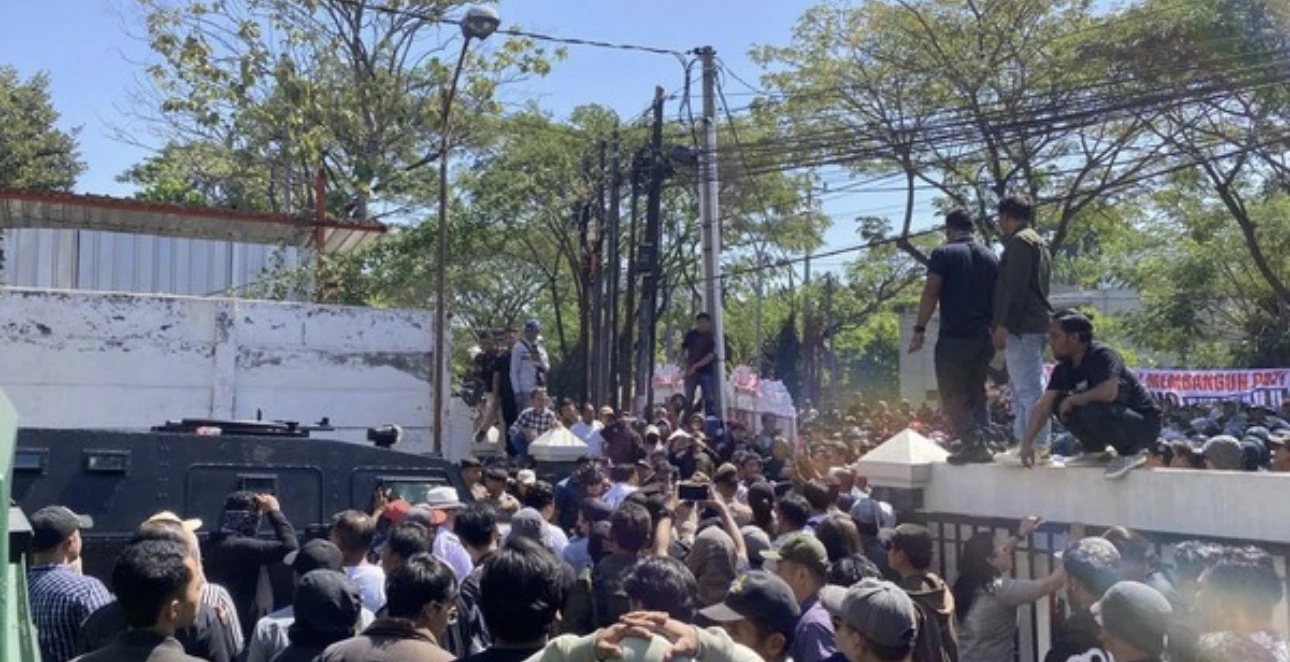 Eks Bupati Pati Sudewo Diborgol Usai Sidang, Pendukung Bentrok dengan Petugas KPK