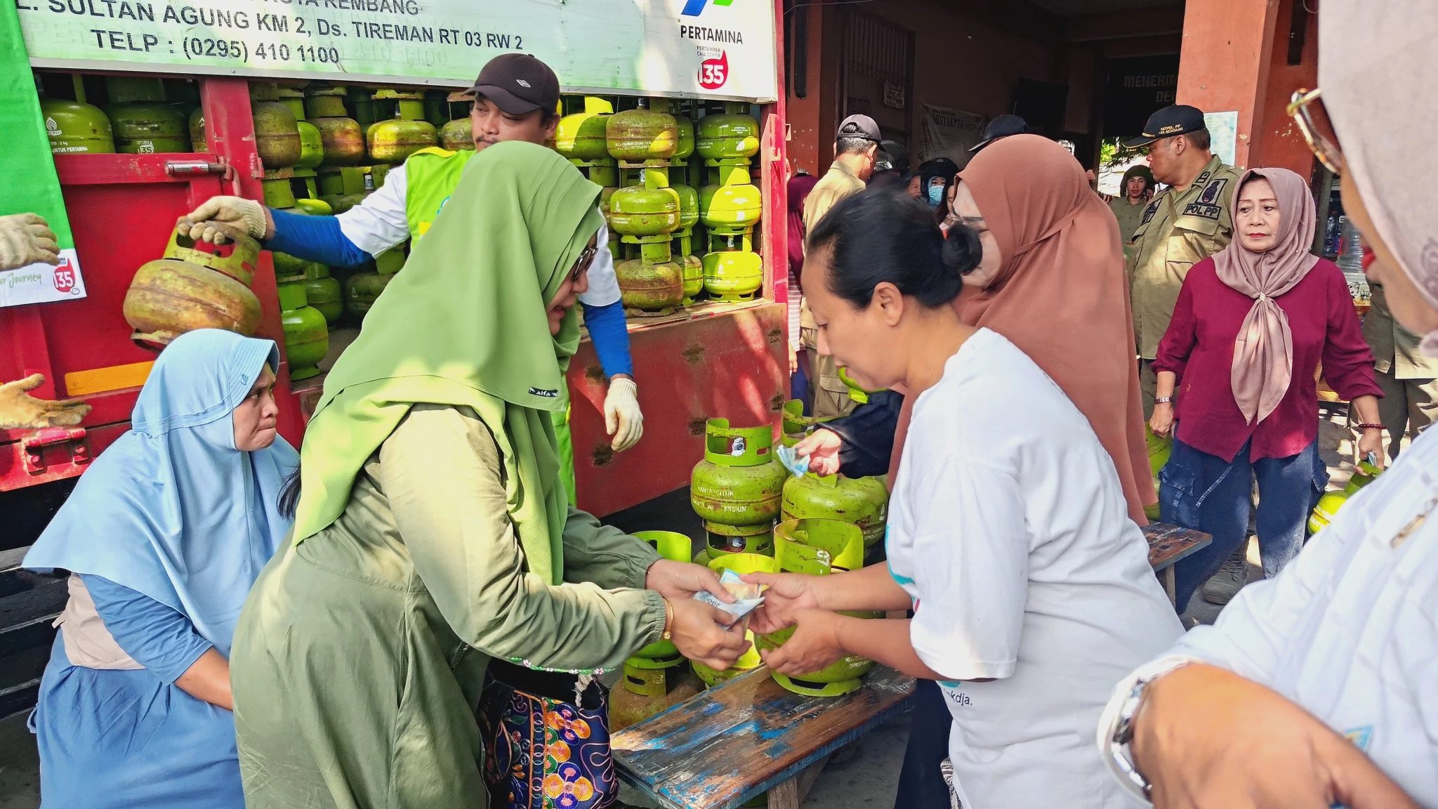 Harga Melambung di Pasaran, Warga Rembang Serbu Operasi Pasar LPG 3 Kg