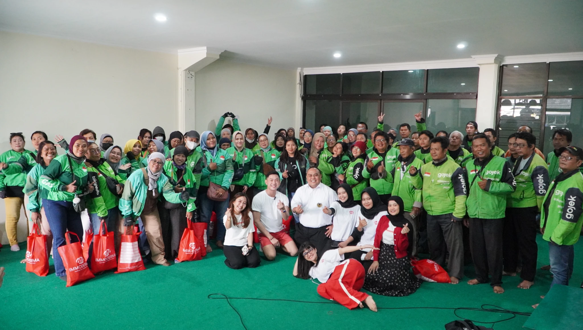 Immoderma Salurkan 100 Paket Sembako untuk Mitra Ojol di Banyumanik