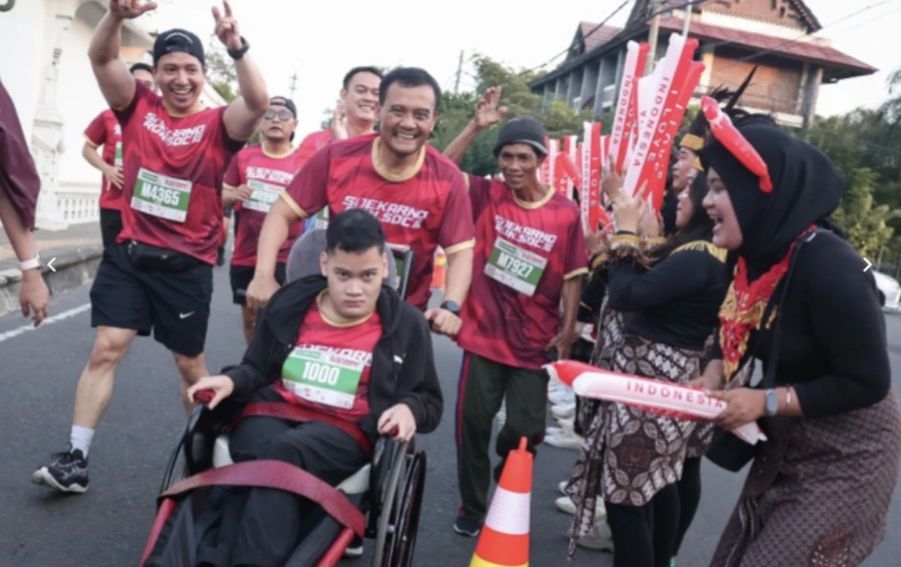 Momen Haru Ahmad Luthfi Dorong Kursi Roda Putranya Saat Ikut Soekarno Run Solo