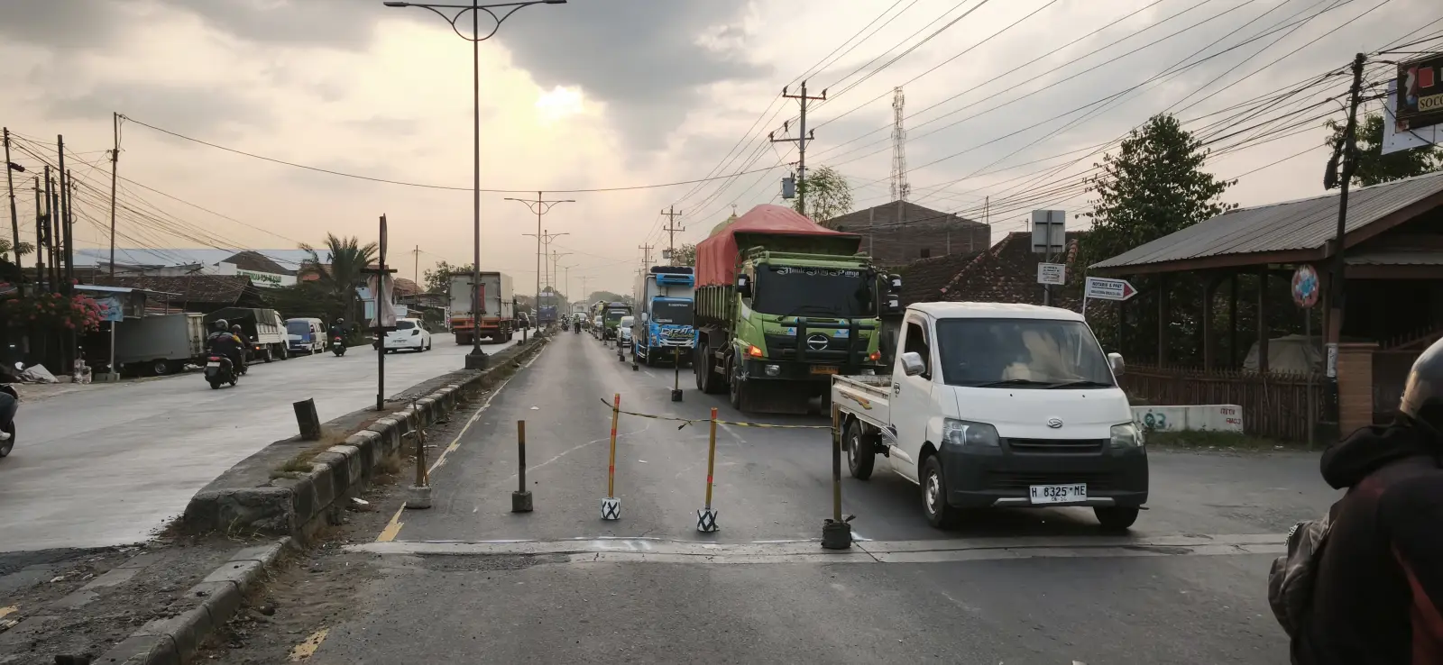 Mulai dilakukan pengecoran jalur Pantura Brangsong  macet