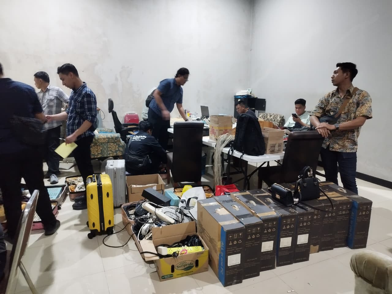 Semarang Diduga Jadi Markas Operasi Love Scamming Global, Imigrasi Sita 604 Ponsel dan Amankan 4 WNA