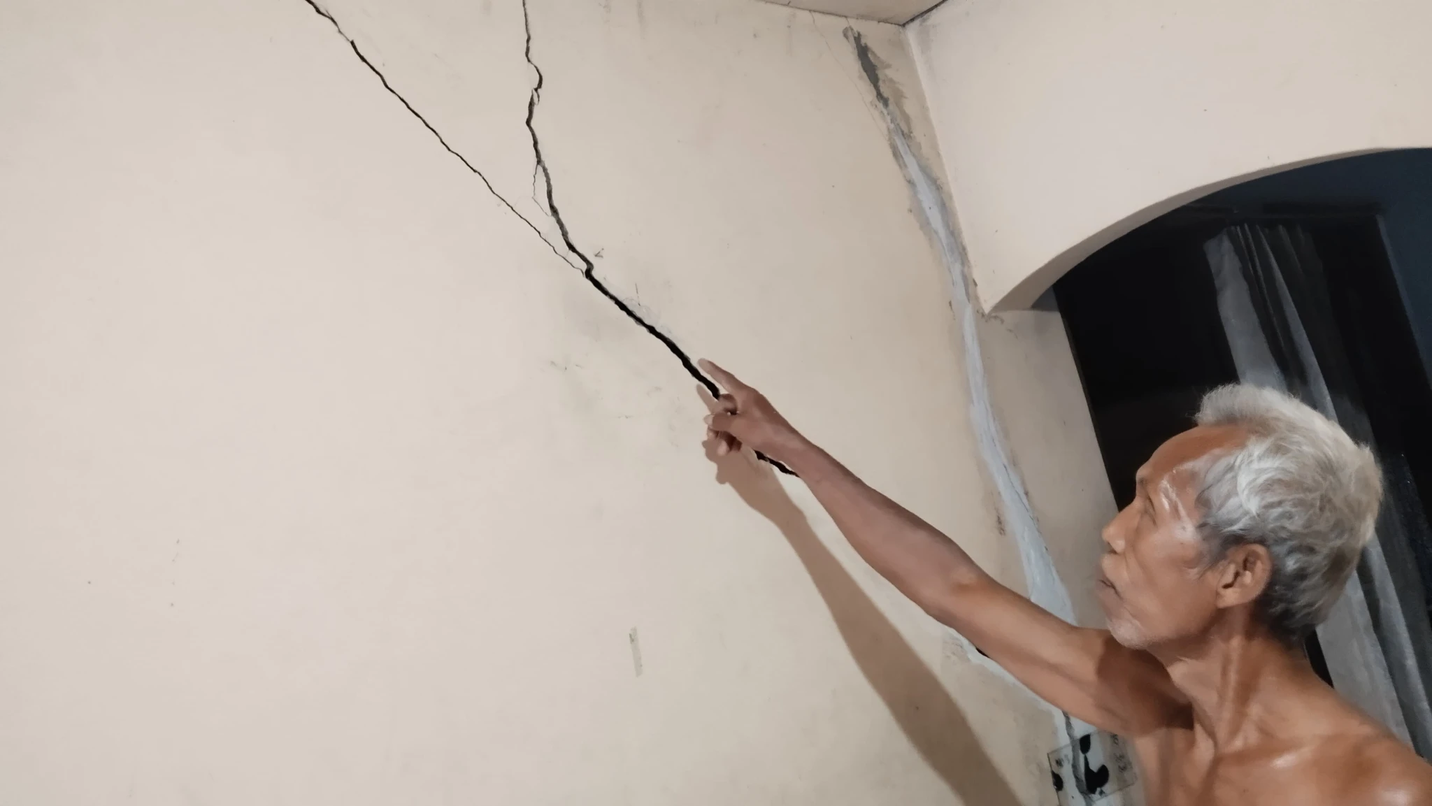 Warga Tinjomoyo Keluhkan Rumah Retak Akibat Proyek di Kawasan Gombel, Distaru Pastikan Pemantauan Geoteknik Berjalan