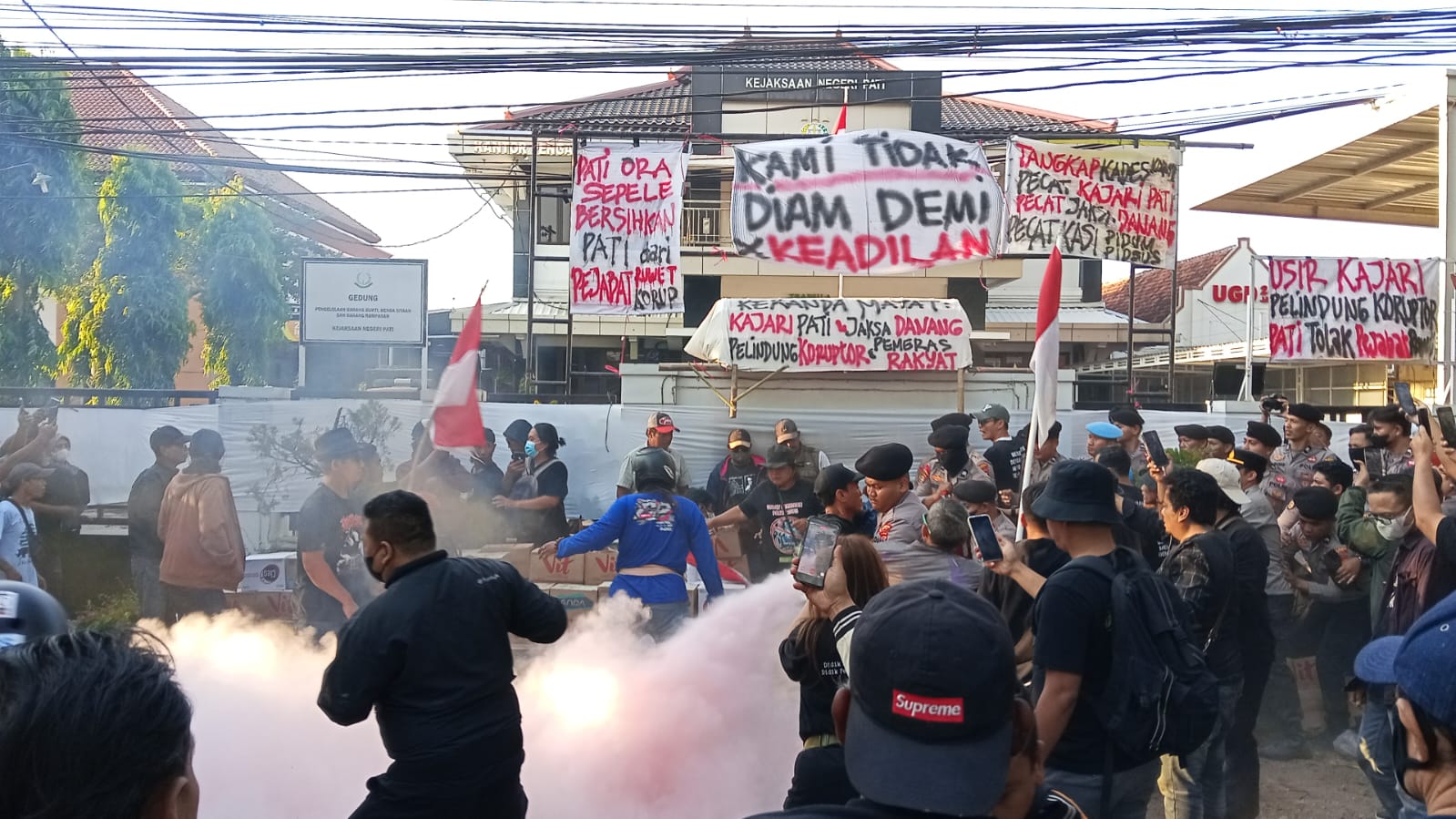 Aksi AMPB di Kejari Pati Ricuh, Massa Bakar Ban dan Lempar Telur Busuk