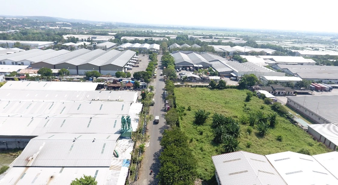 *Lahan Industri di Semarang Kebanjiran Peminat, Investor Terus Masuk*  Semarang kini menjadi magnet baru bagi investor dan pelaku industri yang ingin membangun pabrik. Head of Research Colliers Indonesia, Ferry Salanto, menyebut ada sejumlah keunggulan kawasan ini dibanding wilayah barat dan timur Jawa yang membuatnya semakin dilirik.  Keunggulan pertama ada pada harga lahan yang masih kompetitif. Meski lebih murah dari Jakarta dan Surabaya, kenaikan harga di Semarang justru jauh lebih cepat.  "Jadi memang