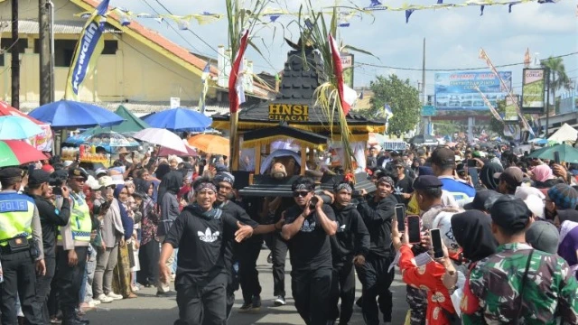 Larung Jolen, Simbol Ungkapan Rasa Syukur Nelayan Kabupaten Cilacap Jadi Even Pariwisata Unggulan
