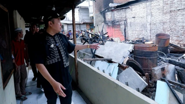 Tinjau Lokasi Kebakaran di Gang Misbach Babakan Ciparay, Erwin Pastikan Korban Dapat Bantuan