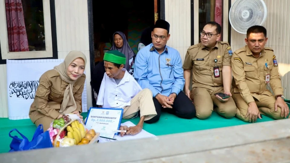 Fisik Bukan Hambatan Berkarya, Kang Nur Gunakan Kaki Tulis Kaligrafi Arab
