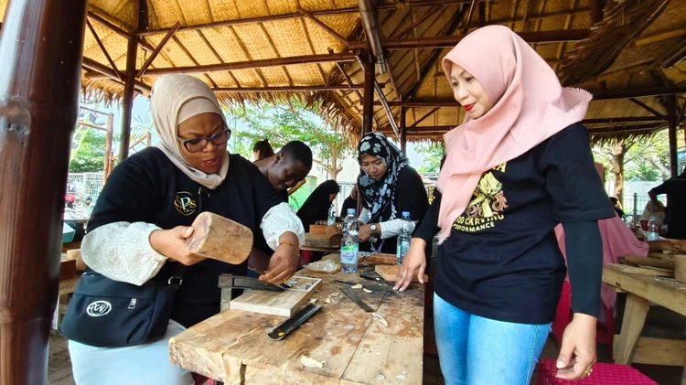Mahasiswa dari 14 Negara Belajar Seni Ukir Jepara