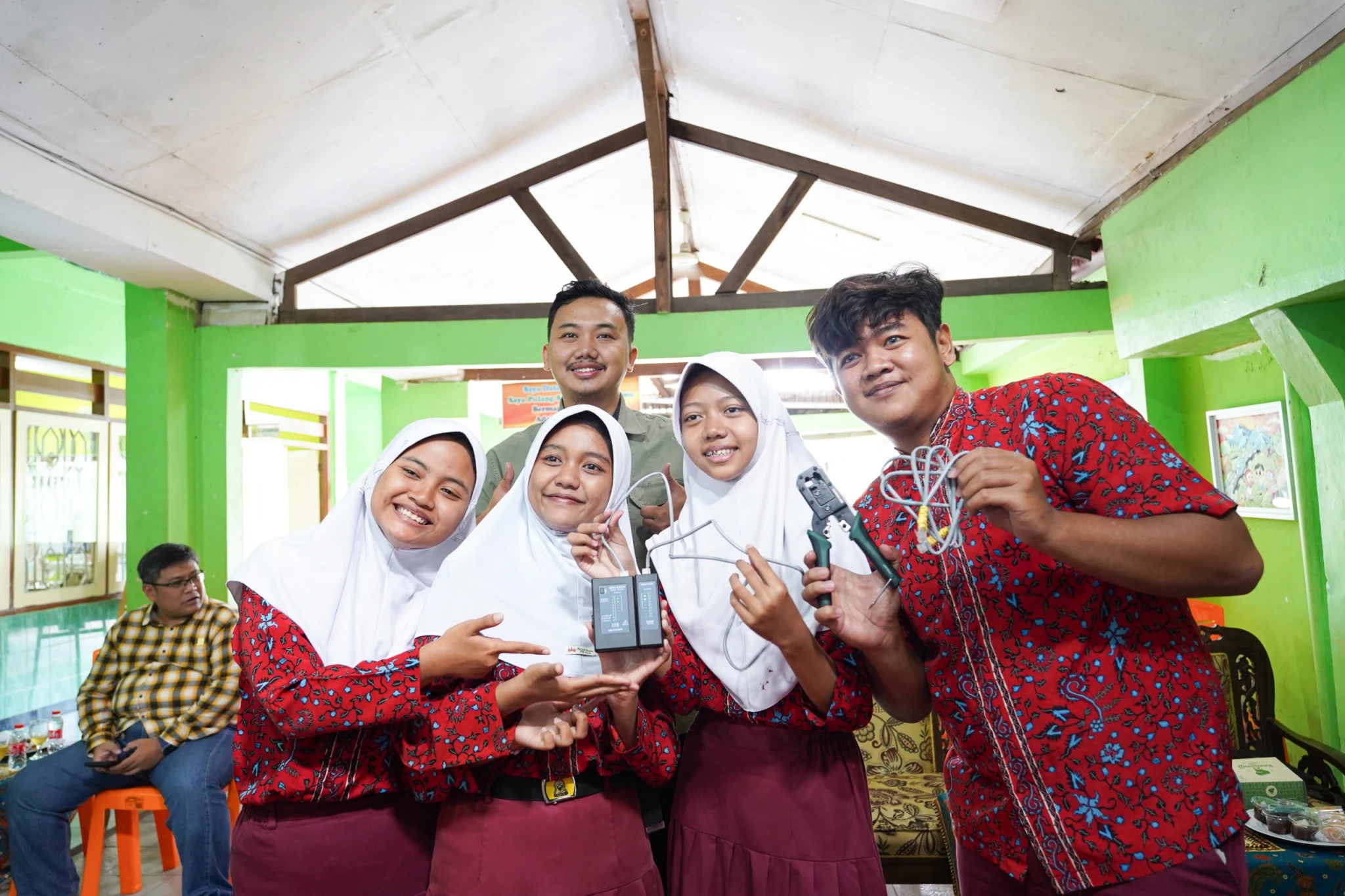 PLN Icon Plus Ajak Siswa SLB Praktik Teknologi Telekomunikasi