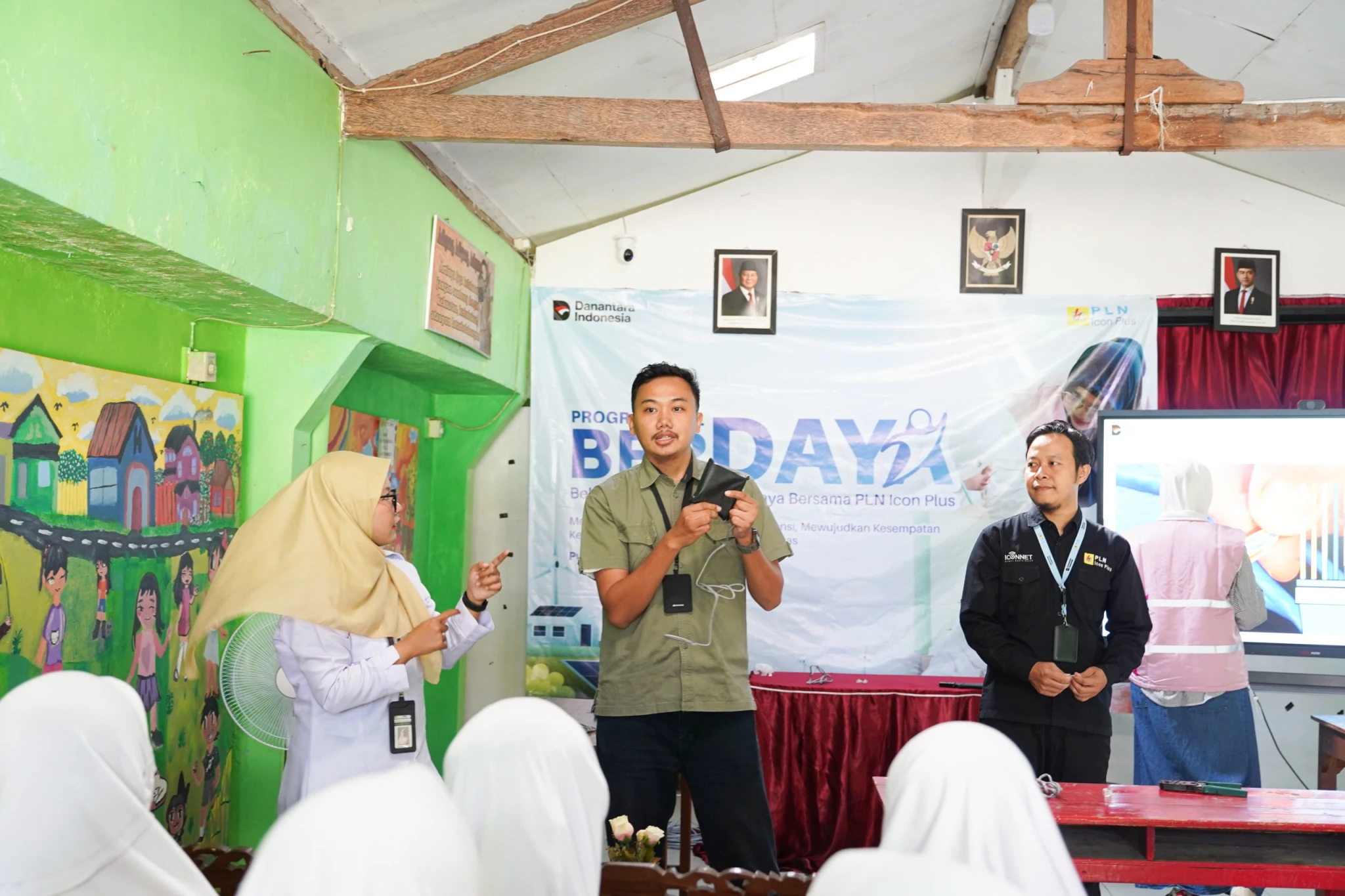 PLN Icon Plus Buka Jalan Siswa SLB Kenal Dunia Industri