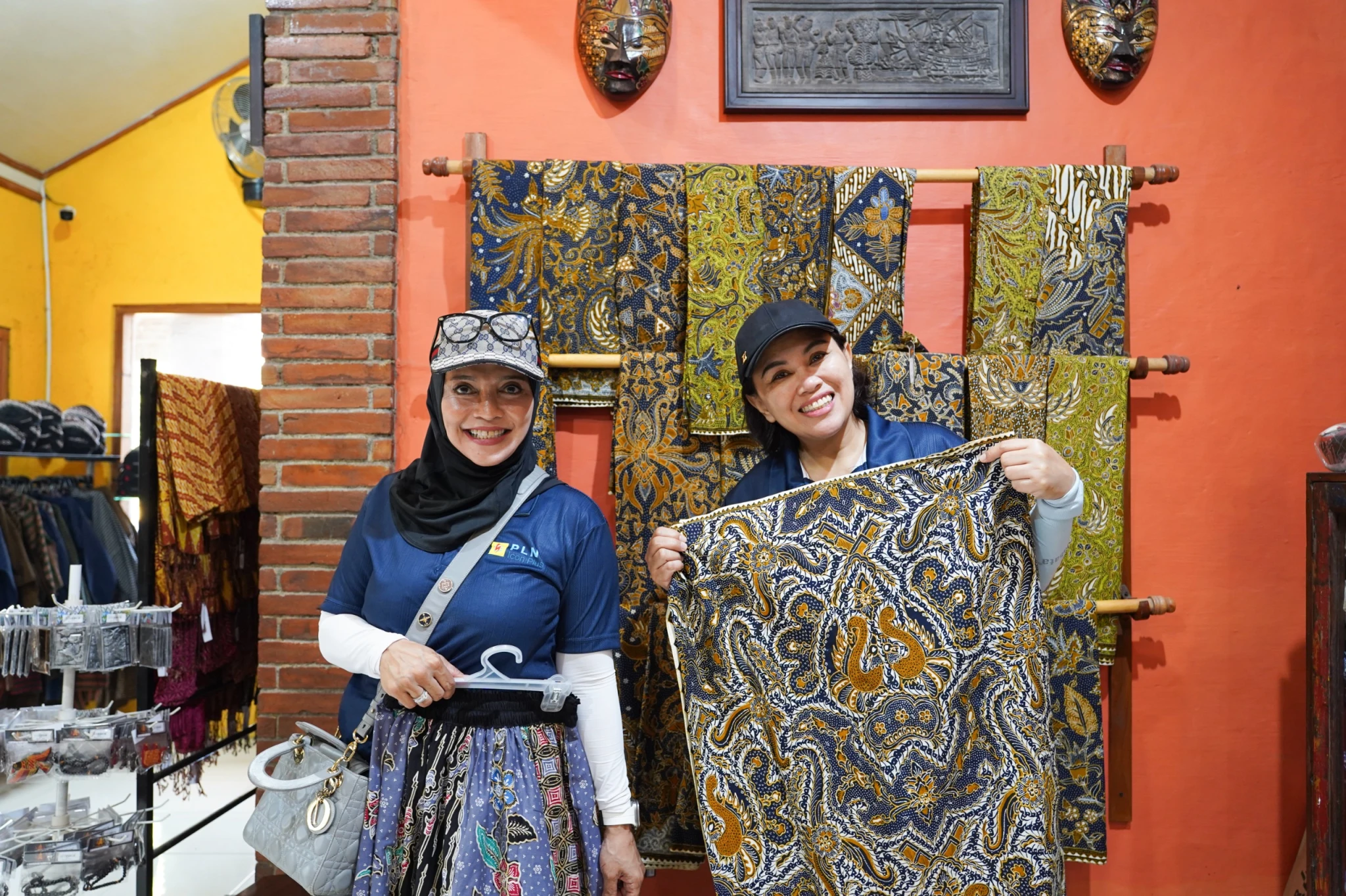 PLN Icon Plus Dukung Batik Lokal Borobudur di Tingal Art