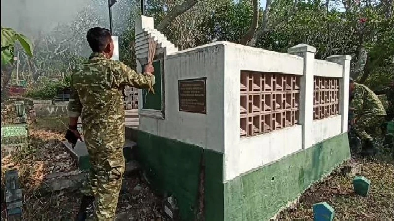 Sambut HUT ke-81 RI, TNI-Polri dan Mahasiswa Bersatu Rawat Kompleks Makam Pahlawan Hizbullah di Kaliwungu Kendal