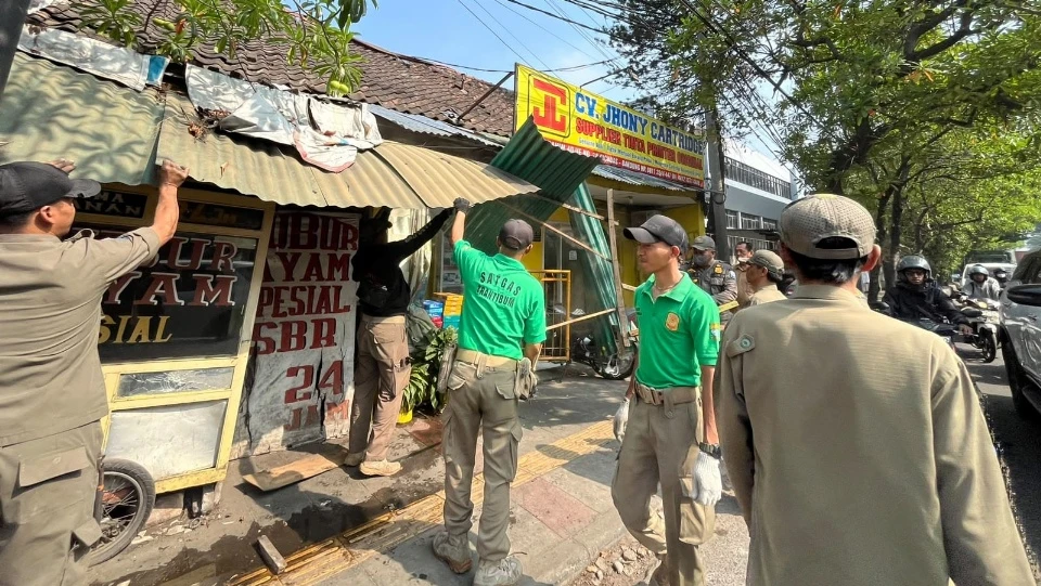 Satpol PP Tertibkan PKL dan Bangunan Liar di Jalan Ibrahim Adjie Kawasan Cicadas Kota Bandung