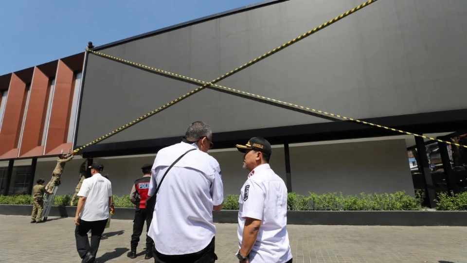 Tegas, Pemkot Bandung Segel dan Bekukan Izin Videotron Gegara Tebang Pohon untuk Tingkatkan Visibilitas