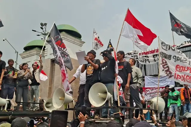 Demo didepan gedung DPR menuntut perampasan aset