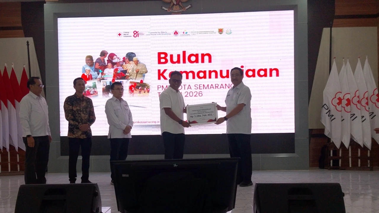 Penyerahan secara simbolis hasil Bulan Kemanusiaan PMI Kota Semarang