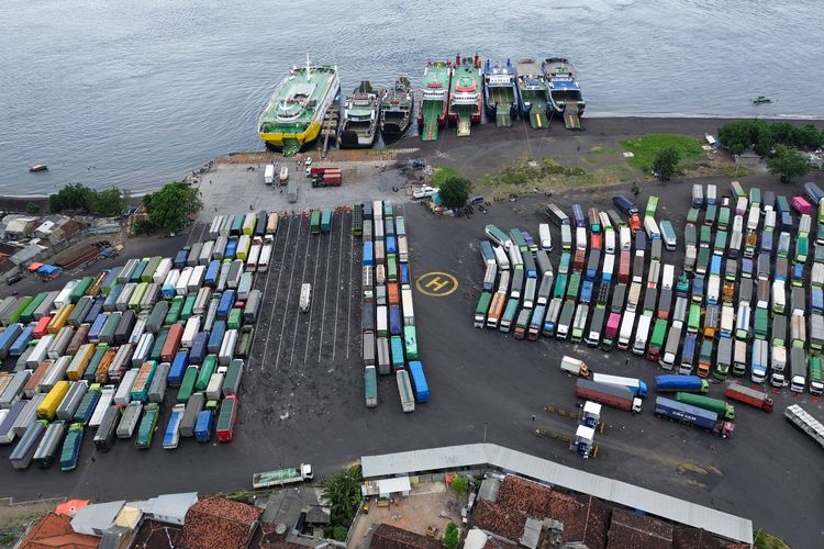 Kemacetan terjadi selama sebulan ini berkali-kali di pelabuhan ketapang