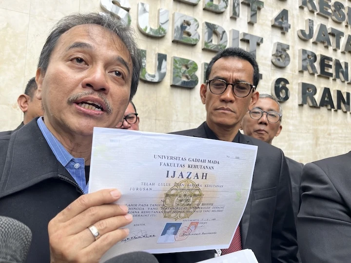 Dokumentasi Roy Suryo didepan Wartawan