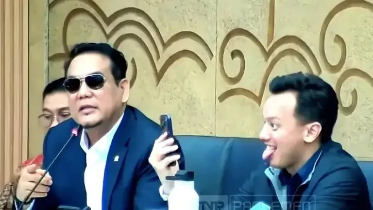 Moreno Soeprapto asik video call disaat rapat berlangsung
