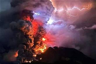 Beberapa Penerbangan Batam-Jakarta Berdampak Akibat Erupsi