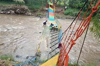 Belum Lama Diresmikan, Jembatan Gantung Pongpet di Pangandaran Ambruk