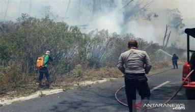 Proses pemadaman di area Kawah Ijen