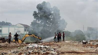 Proses pemadaman api di lahan kosong di ciputat