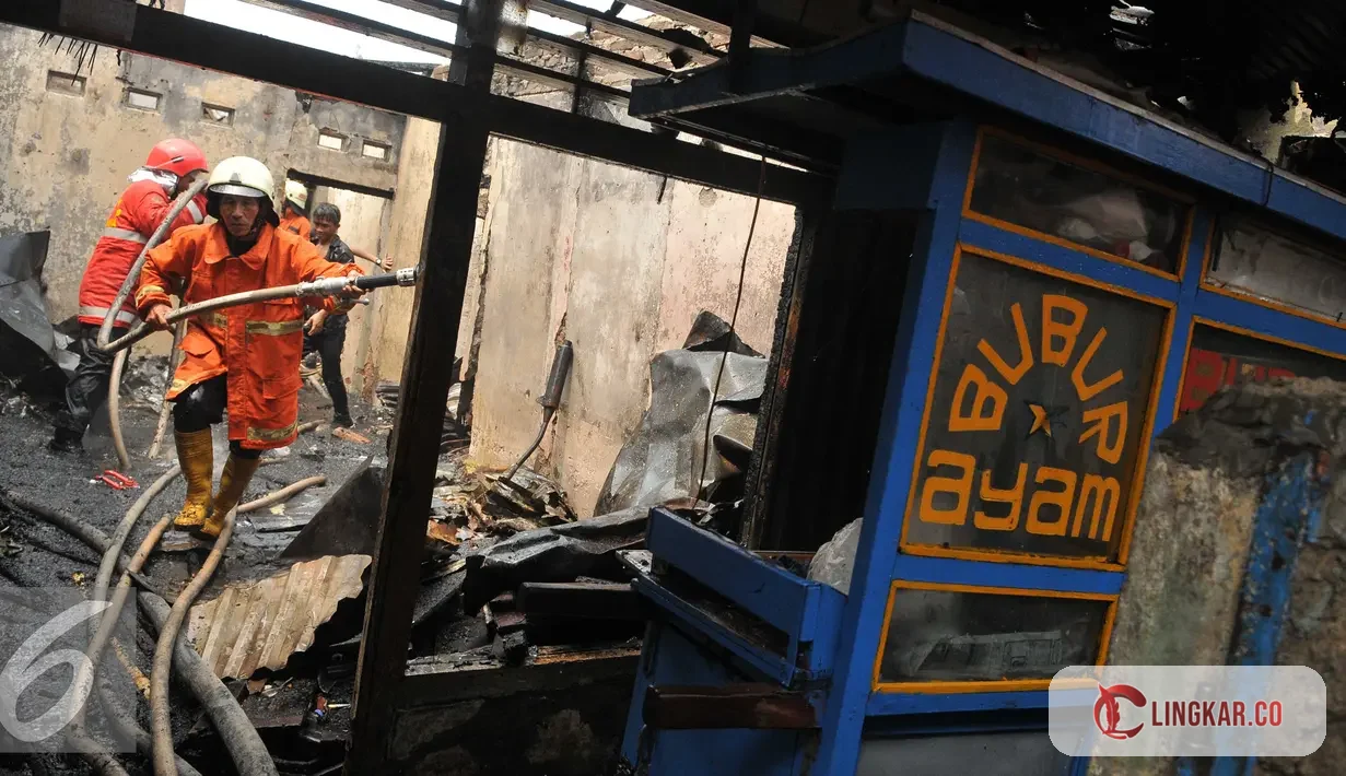Kebakaran di kramat pulo mengalami sejumlah kendala, salah satunya akses gang sempit dan air
