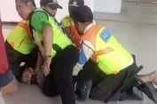 Petugas menganamankan 2 orang yang diduga pelaku pelanggaran norma di stasiun manggarai