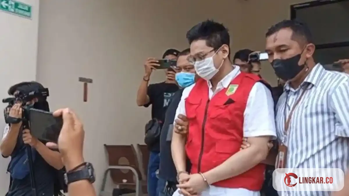 Indra Kenz yang sebelumnya dibebaskan kini terancam masuk sel kembali setelah pembebasan bersyaratnya dicabut