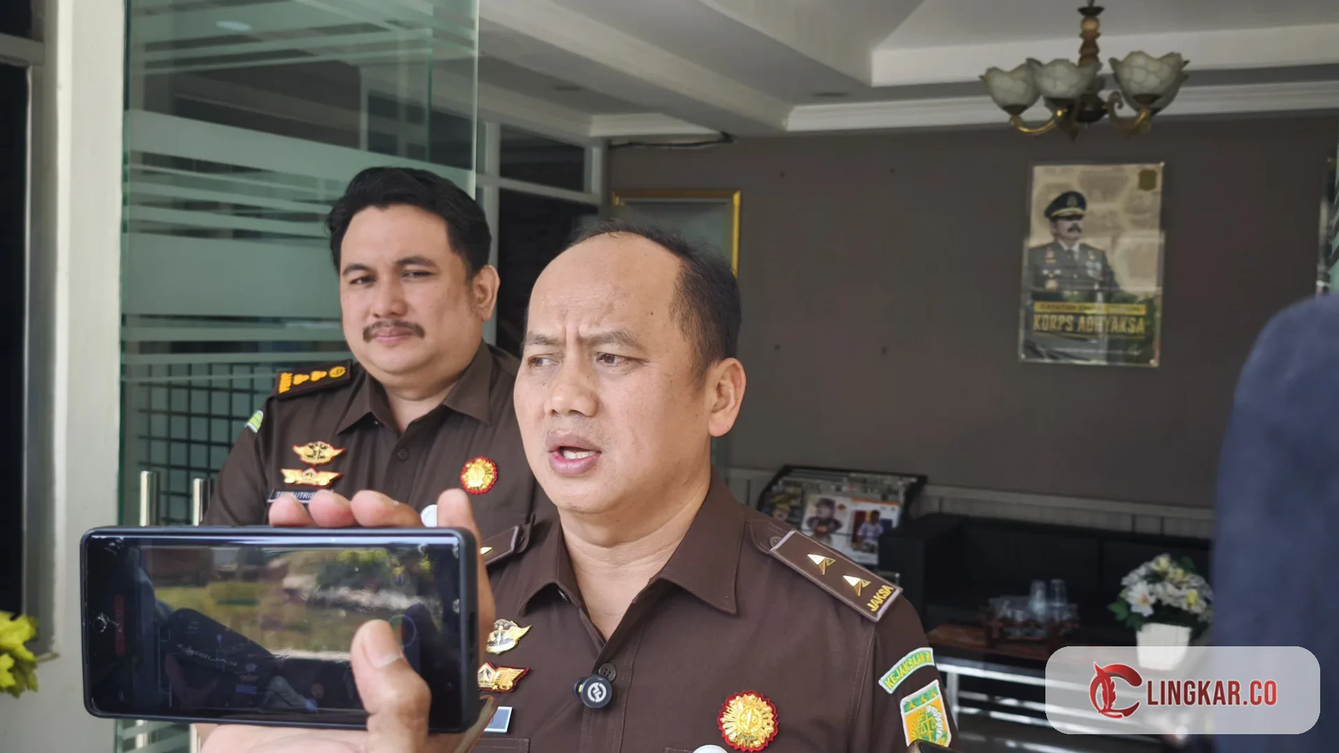 sesuai penangkapan, kini kejari konawe menjalani proses pemeriksaan di Kejagung terkait kode etik