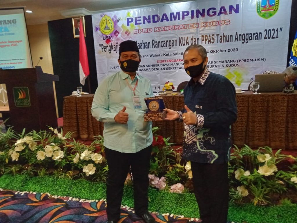 BEDAH: Wakil Ketua DPRD Kudus Ilwani (kiri) menyerahkan kenang-kenangan kepada salah satu pemateri dalam bedah draft KUA-PPAS di Hotel Grand Whid Salatiga baru-baru ini. (DOK. LINGKAR JATENG)