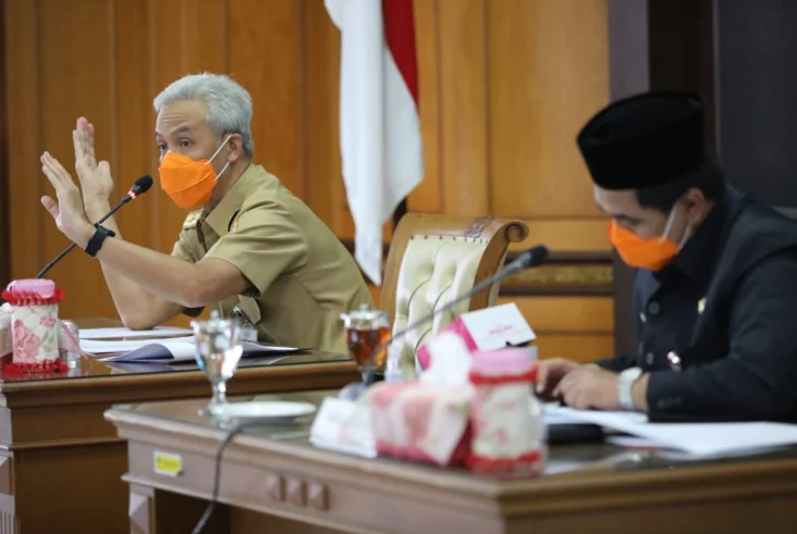 PIMPIN RAPAT: Gubernur Jateng Ganjar saat memimpin rapat percepatan penanganan Covid-19 di kantornya baru-baru ini. (DOK/ LINGKAR JATENG)