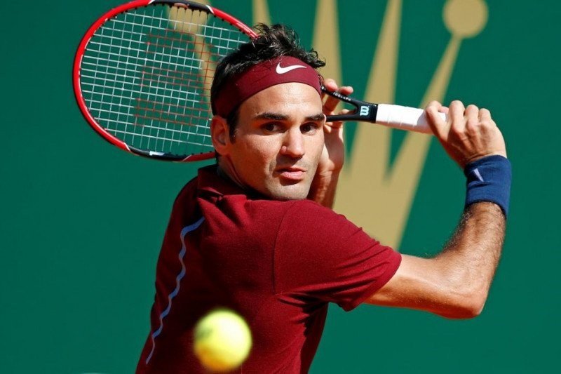 FOKUS: Petenis Swiss Roger Federer saat heendak memukul bola. (ANTARA/LINGKAR JATENG)