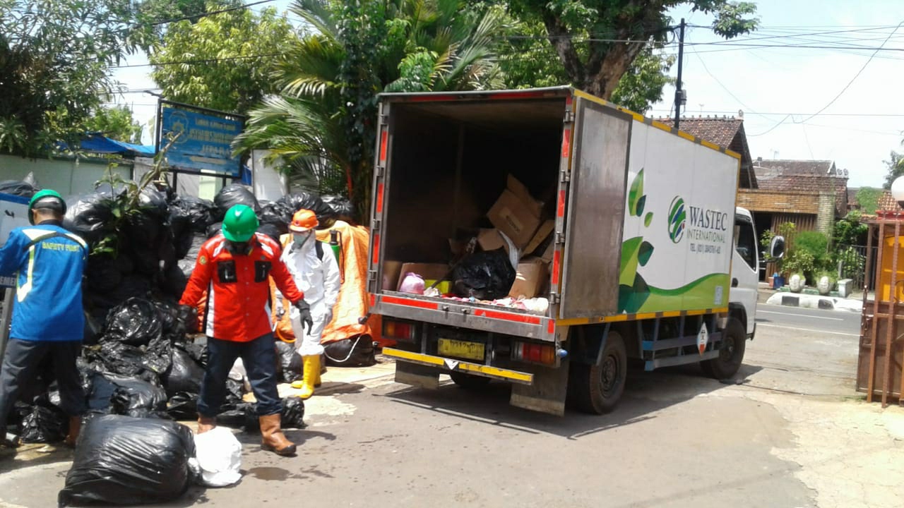 Sejumlah petugas saat memasukkan sampah infeksius Covid-19 ke dalam truk boks di halaman kantor BPBD Jepara, belum lama ini. (DOK. LINGKAR JATENG)
