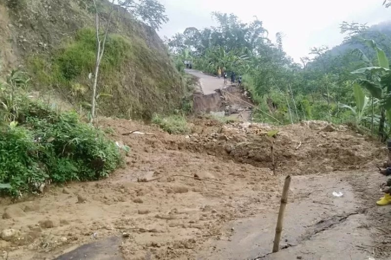 AMBLES : Ruas jalan penghubung Desa Suwidak - Bantar, Banjarnegara yang ambles setelah hujan mengguyur kawasan tersebut. (ANTARA / LINGKAR JATENG)