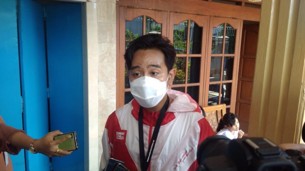 Putra sulung Presiden Joko Widodo, Gibran Rakabuming Raka, memberikan klarifikasi soal isu ia terlibat proyek bansos Kemensos. (GALUH SEKAR KINANTI/LINGKAR.CO)
