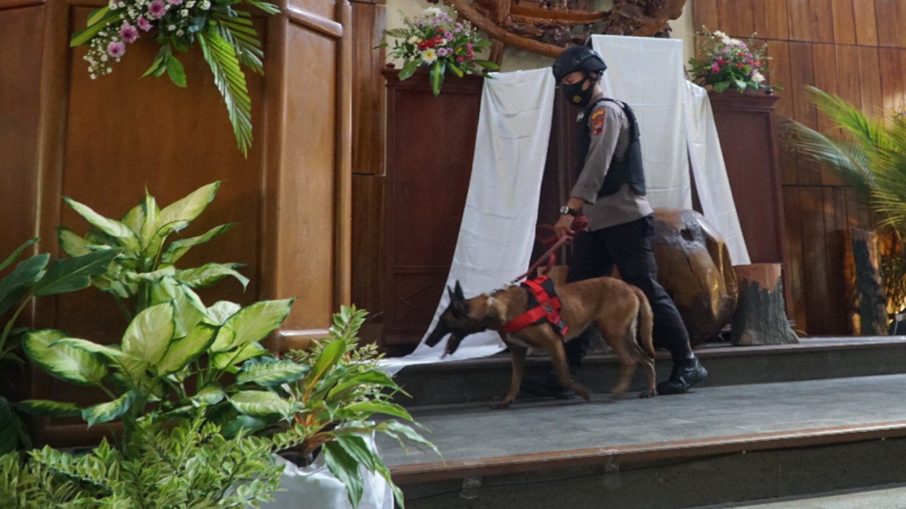 Polres Grobogan gunakan anjing pelacak bantu sterilisasi gereja baru-baru ini. (ANSORI/LINGKAR.CO)
